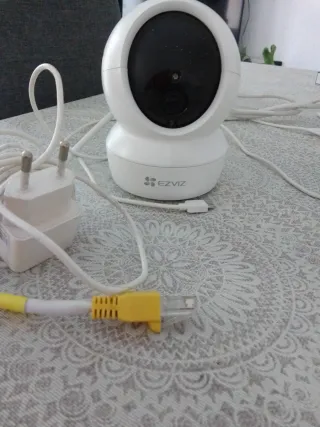 Cámara de vigilancia blanca