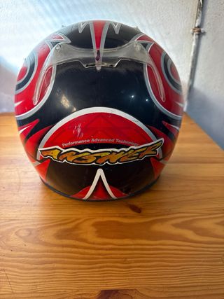 Casco de moto negro y rojo