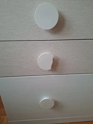 Cómoda infantil blanca y beige