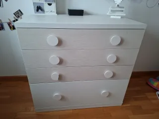 Cómoda infantil blanca y beige