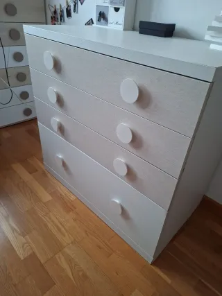 Cómoda infantil blanca y beige