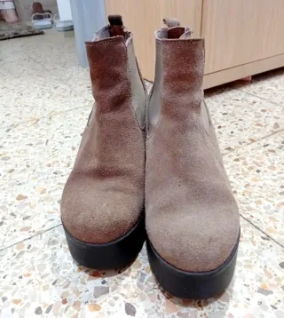 Botines Chelsea ante tacón grueso