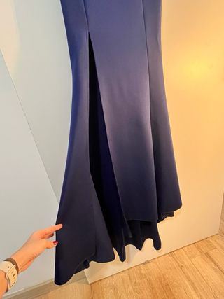 Vestido largo azul marino con pedrería