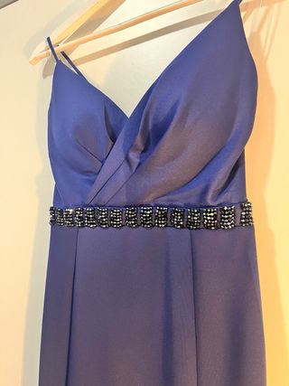 Vestido largo azul marino con pedrería