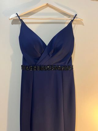 Vestido largo azul marino con pedrería