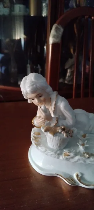 Figura de porcelana niña con perro