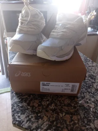 Tenis Asics Beige y Blanco