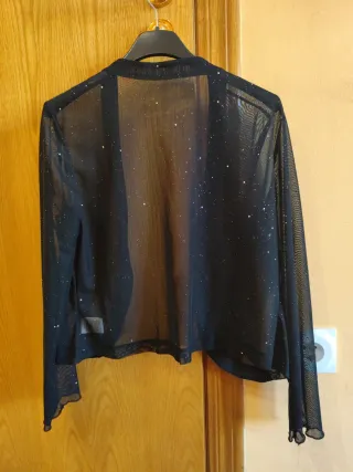 Chaqueta corta negra con brillos