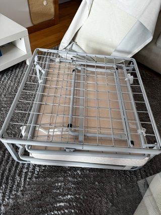 Mesa auxiliar y cama supletoria