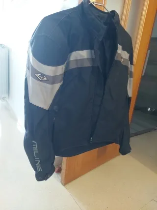 Chaqueta de moto negra y gris