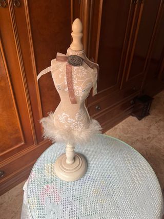 Colgador de collares vintage con plumas