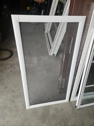 Ventana de aluminio blanca