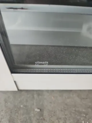 Ventana de aluminio blanca