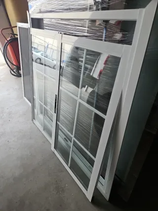 Ventana de aluminio blanca