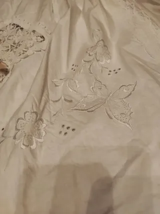 Enagua bordada realce con ropa antigua