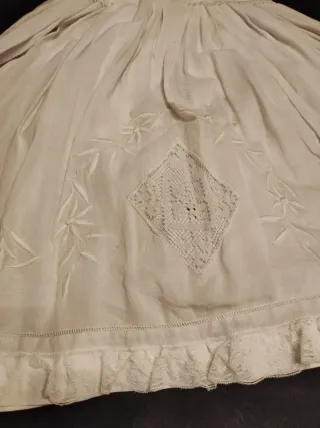 Enagua bordada realce con ropa antigua