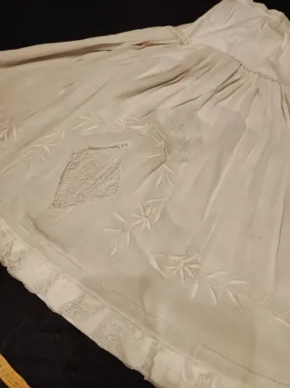 Enagua bordada realce con ropa antigua