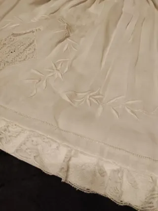 Enagua bordada realce con ropa antigua
