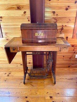 Máquina de coser Alfa antigua con mesa
