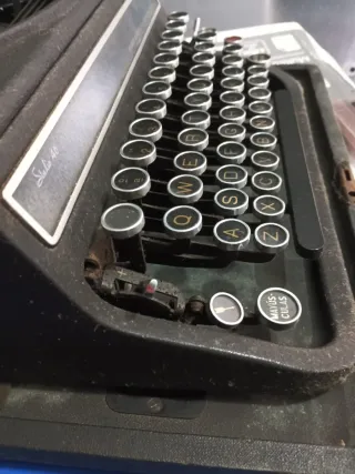 Máquina de escribir Hispano Olivetti stella 46