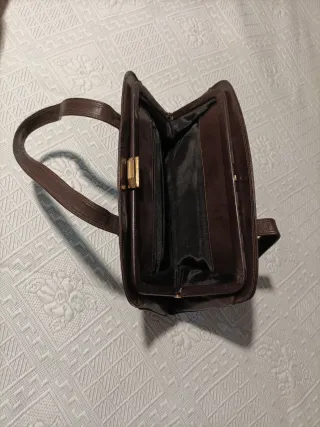 Bolso de piel marrón señora