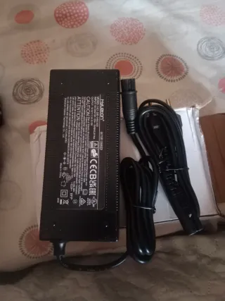 Cargador Patinete Eléctrico Hyleton 54.6V 1.5A