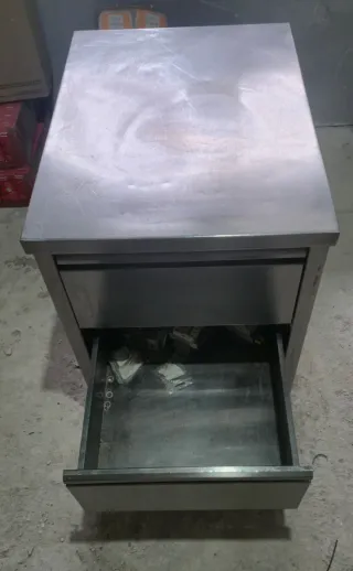 Mesa de acero de 3 cajones