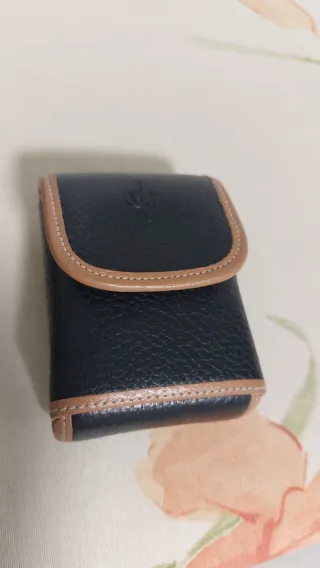 Cartera de piel negra y marrón