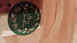 Botas rosas de estar en casa con etiqueta