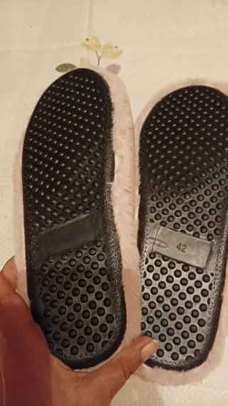 Botas rosas de estar en casa con etiqueta