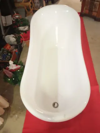 Vasca da bagno bianca con piedini