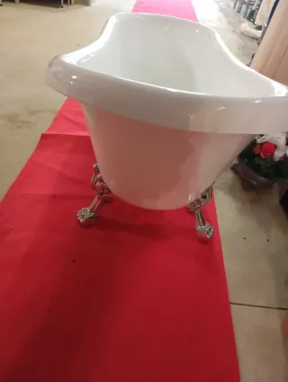 Vasca da bagno bianca con piedini