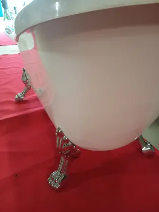 Vasca da bagno bianca con piedini