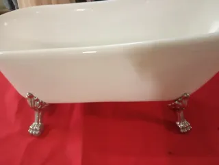 Vasca da bagno bianca con piedini