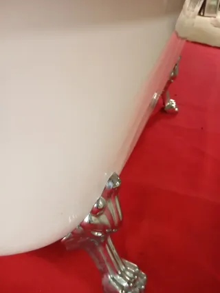 Vasca da bagno bianca con piedini