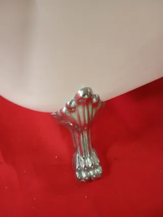 Vasca da bagno bianca con piedini