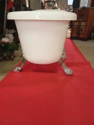 Vasca da bagno bianca con piedini