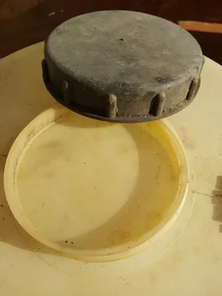 Bidón plástico 100L con alzadores y tapas