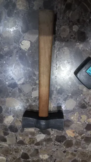 Lote de herramientas: alicates, martillo y cinta