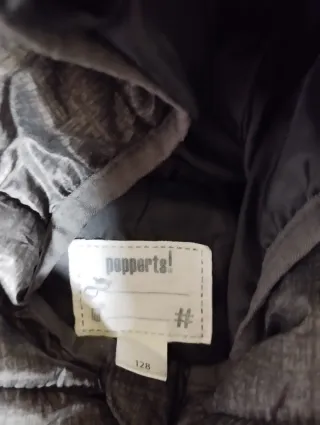 Abrigo acolchado gris para niño