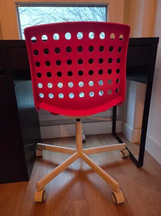 Silla de escritorio rosa con ruedas