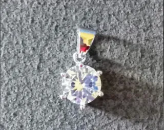 circonita multicolor y plata es de PLATA