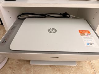 Impresora HP gris y blanca