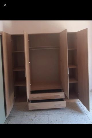 Armario de madera marrón