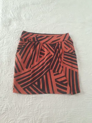 Falda naranja y negra,estampado geométrico sirve s