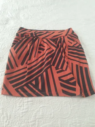 Falda naranja y negra,estampado geométrico sirve s