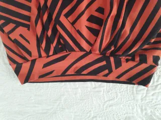 Falda naranja y negra,estampado geométrico sirve s