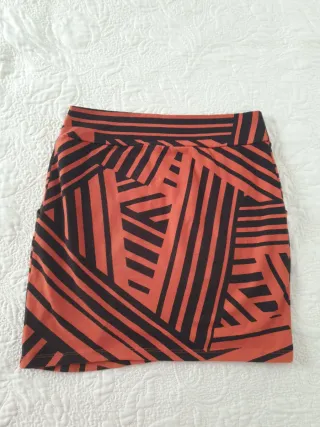 Falda naranja y negra,estampado geométrico sirve s