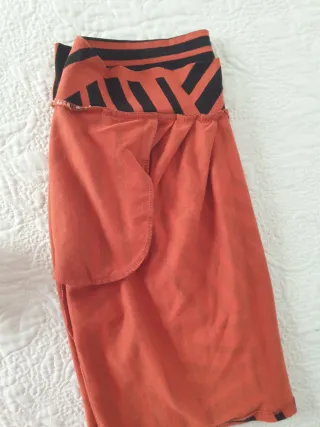 Falda naranja y negra,estampado geométrico sirve s