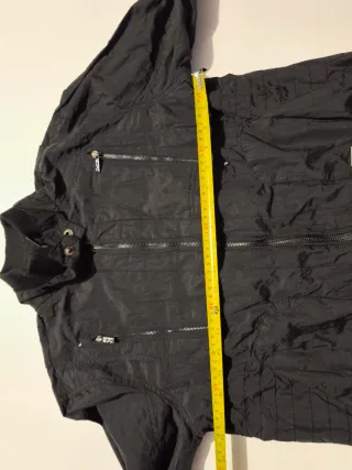 Cazadora negra con cremalleras